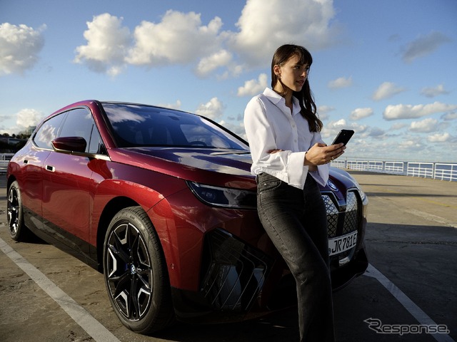 BMW iX とスマホアプリ「My BMWアプリ」による車両の自動駐車イメージ