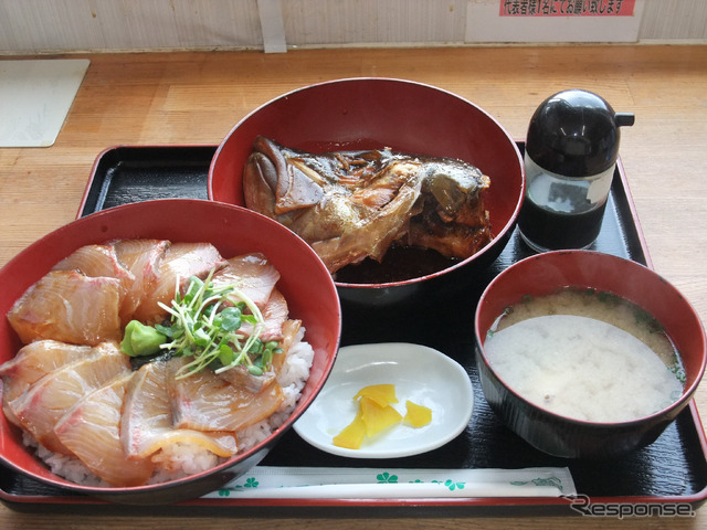 みなと食堂では名産のカンパチを使った料理をはじめ新鮮な魚料理を堪能できる。この物価高のおり、写真のカンパチ丼セットが900円というのはバーゲンプライスとしか言いようがない。