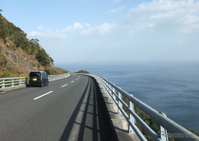 大隅半島の太平洋側を走る国道448号線にて。30年前は初心者なら怯まずにはいられない険路だったが、大改良を受けて走りやすくなった。