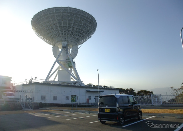 内之浦宇宙空間観測所のパラボラアンテナをバックに記念撮影。種子島宇宙センターから打ち上げられたロケットの追跡もここが行う。