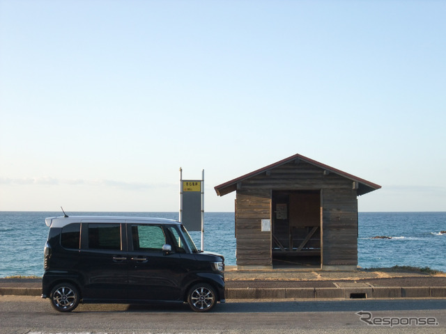 第2世代 ホンダ N-BOXカスタムで4200km。島根県西部、国道191号線持石海岸にて記念撮影。