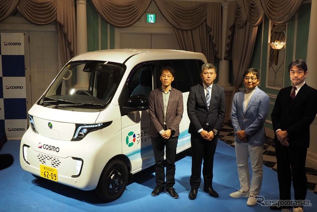 「コスモ・ゼロカボプラン」の説明会にて。左からASF社の CTO 山下淳氏、コスモ石油マーケティング 次世代事業部長 大高敬世氏、モータージャーナリストの五味康隆氏、コスモ石油マーケティングの取締役常務執行役員の岡田正氏