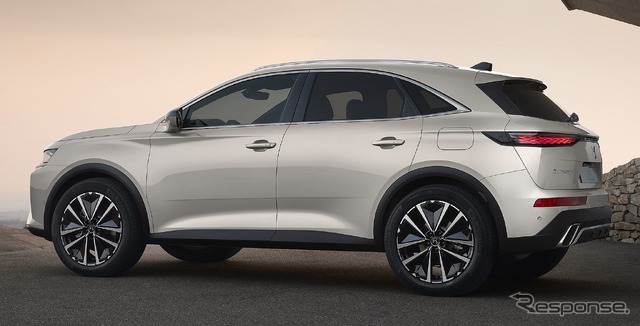 DS 7 の「E-TENSE 4x4 360」(参考)