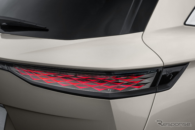 DS 7 の「E-TENSE 4x4 360」(参考)