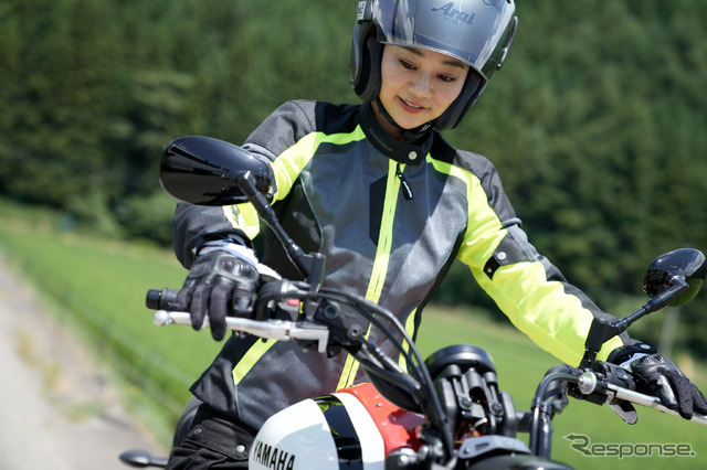 カスタム前のヤマハXSR700と指出瑞貴さん