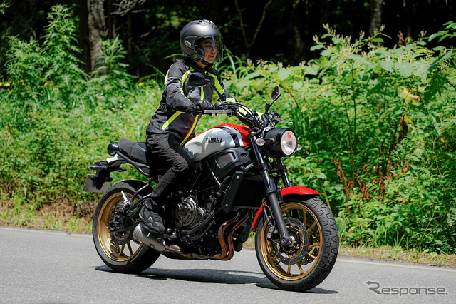 指出さんはリラックスしたフォームでXSR700を走らせる。ハンドルを変更し、疲労感の軽減し、さらなる扱いやすさを手に入れたいという