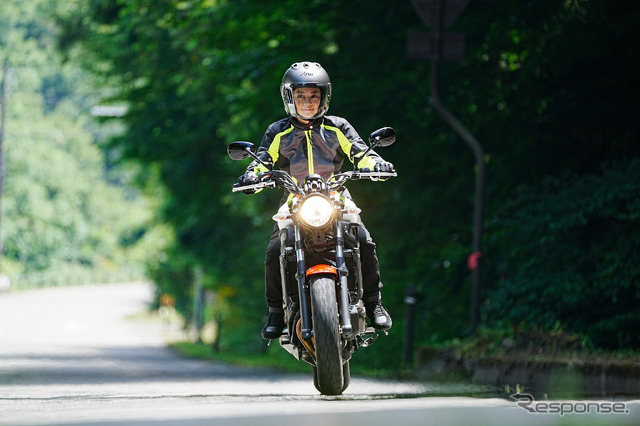 カスタム前のヤマハXSR700と指出瑞貴さん