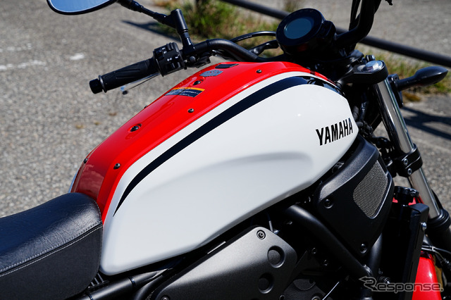 タンクは指出さんの憧れの色であるターコイズブルーにペイント。YAMAHAのエンブレムもビンテージ感あるデザインに