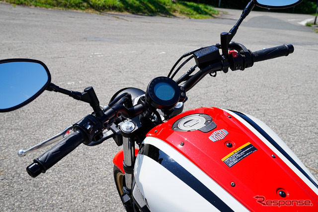 カスタム前のヤマハ XSR700