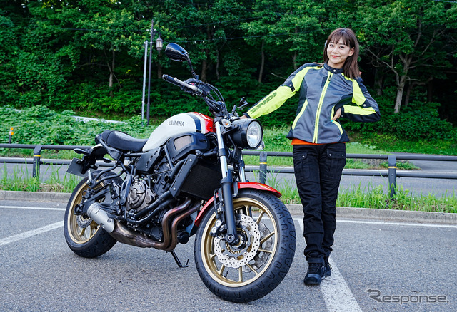 カスタム前のヤマハXSR700と指出瑞貴さん