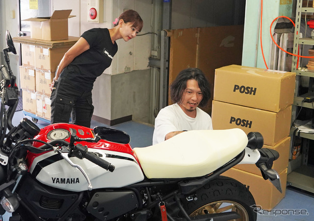 二輪、四輪を問わずシートの加工を得意とするラズルダズル(https://razzledazzle.jimdofree.com/)代表の大塚さん(右)とシート形状を確認