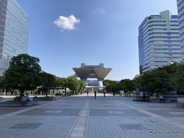 東京ビッグサイト（中央）