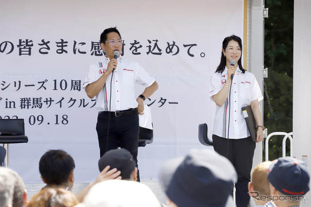 フリーアナウンサーのピエール北川氏（左）とカーライフ・ジャーナリストのまるも亜希子氏（右）
