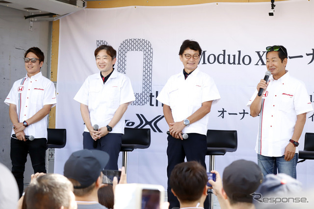 レーシングドライバーでホンダ純正アクセサリーアンバサダーの大津弘樹氏、モデューロX 完成車性能担当の湯沢峰司氏、モデューロX 開発統括の福田正剛氏、モデューロX 開発アドバイザーの土屋圭市氏(左から)