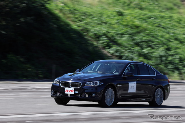 フルアクティブサスペンション用の試乗車はBMW 5シリーズのアクティブハイブリッド5