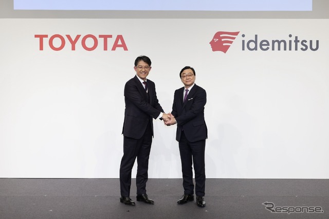 トヨタ自動車の佐藤恒治代表取締役社長(向かって左)と出光興産の木藤俊一代表取締役社長