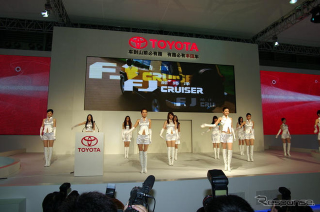 【上海モーターショー09】トヨタ、カムリハイブリッド と クラウン を披露