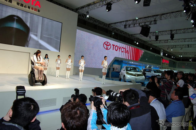 【上海モーターショー09】トヨタ、カムリハイブリッド と クラウン を披露