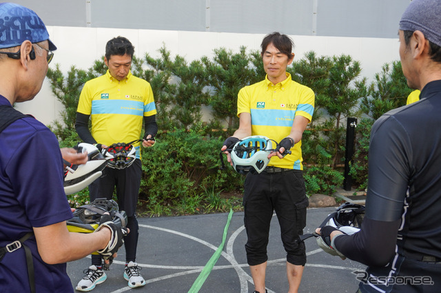 まずはヘルメットの正しいかぶり方から。ベテランオーナーも「なるほど」と感心