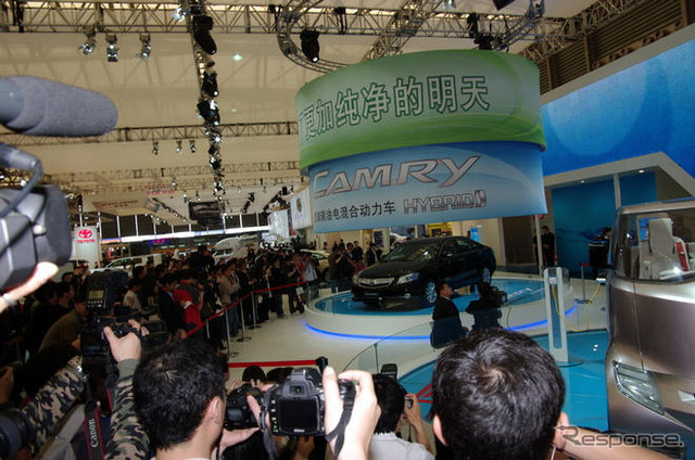 【上海モーターショー09】トヨタ、カムリハイブリッド と クラウン を披露