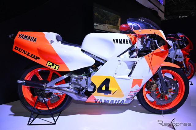 ヤマハ XSR900GP と並んで展示された往年のGPマシン（ジャパンモビリティショー 2023）