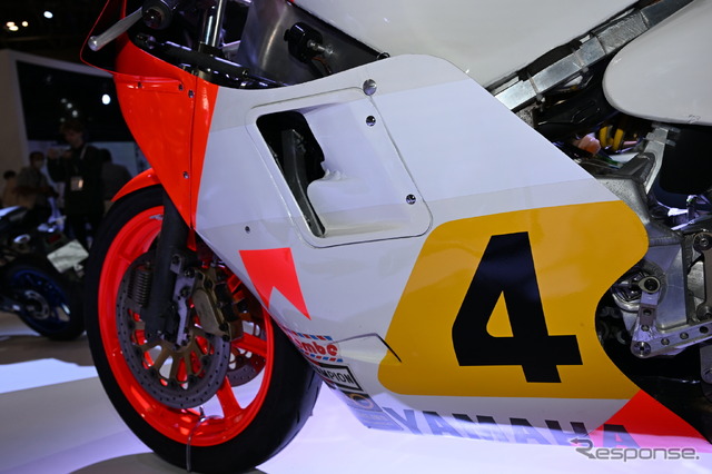 ヤマハ XSR900GP と並んで展示された往年のGPマシン（ジャパンモビリティショー 2023）