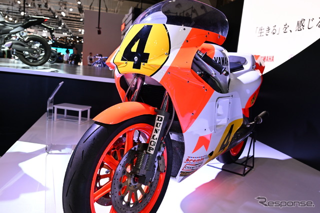 ヤマハ XSR900GP と並んで展示された往年のGPマシン（ジャパンモビリティショー 2023）