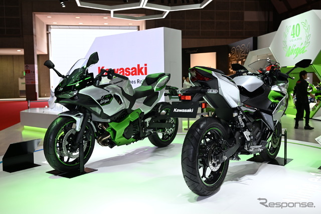 カワサキ Ninja 7 ハイブリッド(左)とNinja e-1(右)(ジャパンモビリティショー2023)