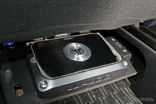 シート下にシンプルに取り付けられているのはJLオーディオのDSP内蔵のパワーアンプであるVX600/6i。