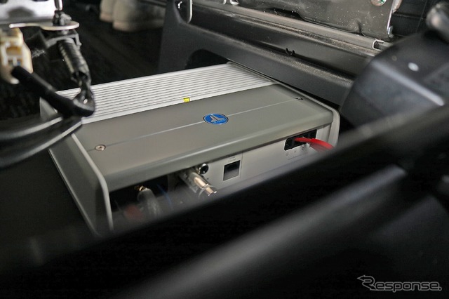 こちらもシート下を利用してインストールしているサブウーファー用のパワーアンプであるJLオーディオのM600/1。