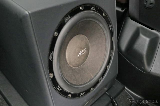 ユニットにはRSオーディオのRS A12DVCを用いる。深みのある低音とフロントスピーカーに合致するスピード感を両立している。