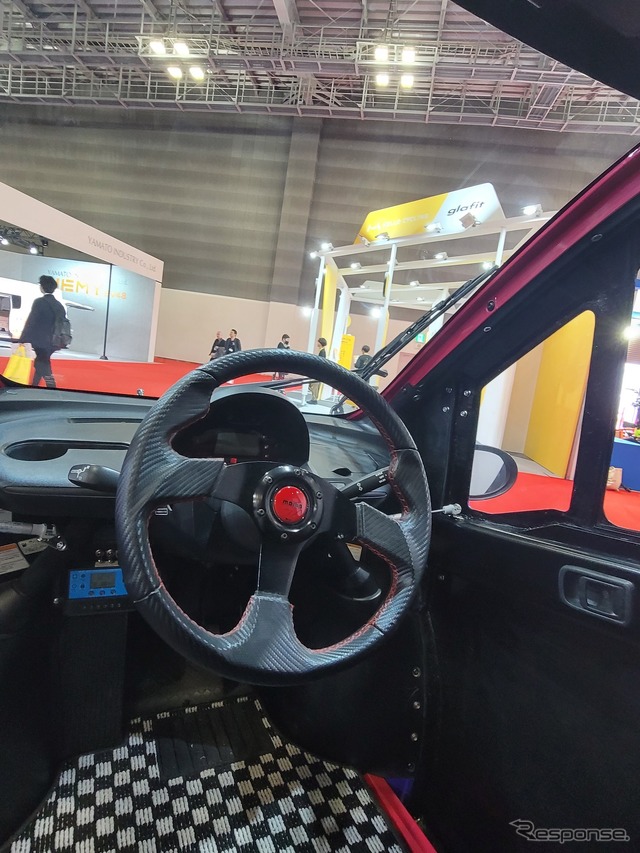 E-リザードPHEVの展示車にはMOMOのハンドルが付けられていた。