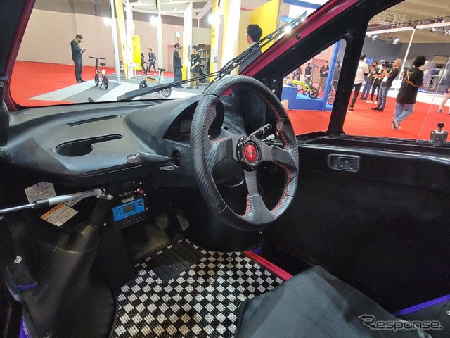 E-リザードPHEVの車内はスポーティに仕上げられていた。値段の割に安っぽくない。