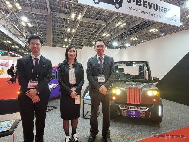 J-BEVU(ジェイ・ベイブ)のメンバー。右端が創業者の内堀氏。真ん中の女性は社長を務める奥様。
