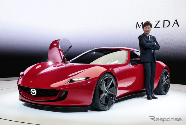 マツダデザイン本部 本部長の中山雅氏と『MAZDA ICONIC SP』