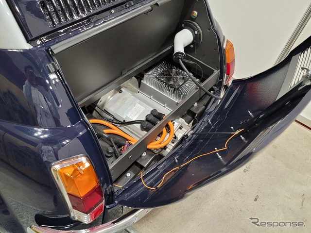 EV化されたFIAT 500のアート車両「GIOIA ev」(ジオイア イーブイ)のバッテリーとモーター。