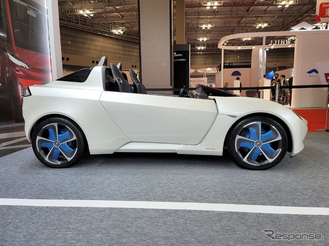 FOMMが2018年のジュネーブもモーターショーで発表したオープンスポーツカーEV『AWDスポーツコンセプト』。