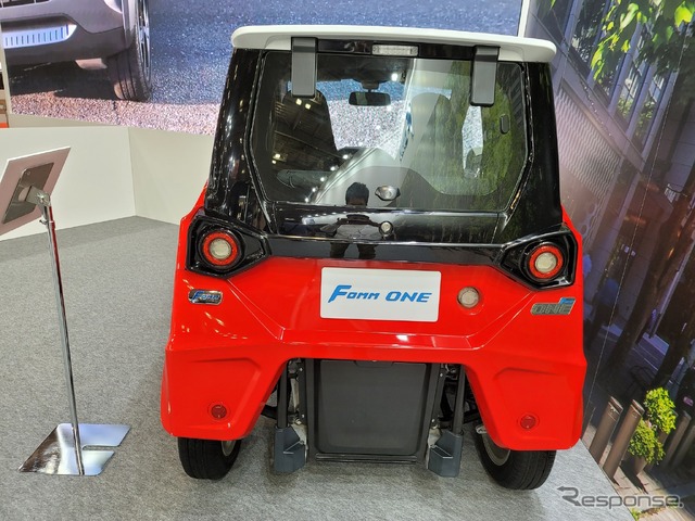 FOMMが2019年に開発した4人乗り量産型軽EV『FOMM ONE』。緊急時は水上走行もできる。