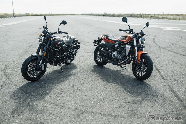 ハーレーダビッドソン X350(右)とX500(左)