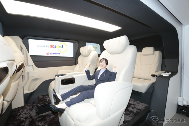トヨタ車体ブースでは子どもの目線でミニバンの室内を体感できる(ジャパンモビリティショー2023)