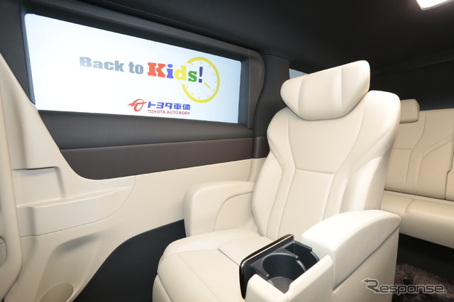 トヨタ車体ブースでは子どもの目線でミニバンの室内を体感できる(ジャパンモビリティショー2023)