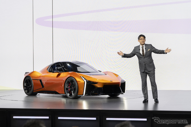 トヨタ FT-Seと佐藤恒治社長(ジャパンモビリティショー2023)