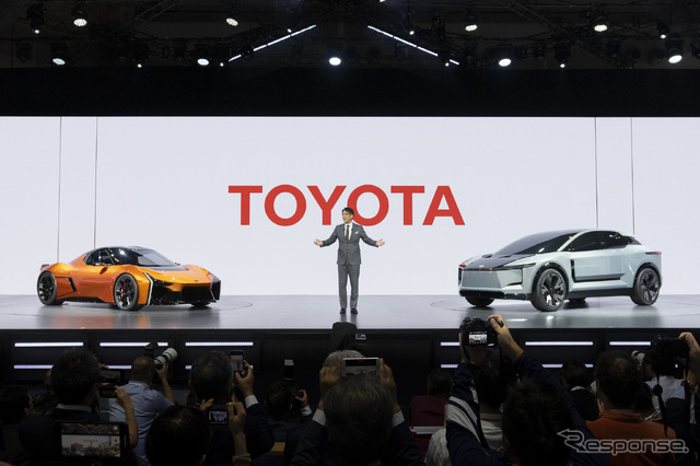 トヨタ FT-Se、FT-3eと佐藤恒治社長(ジャパンモビリティショー2023)