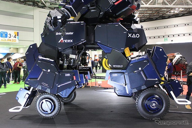 ツバメインダストリ搭乗型ロボット「アーカックス」(ジャパンモビリティショー2023)