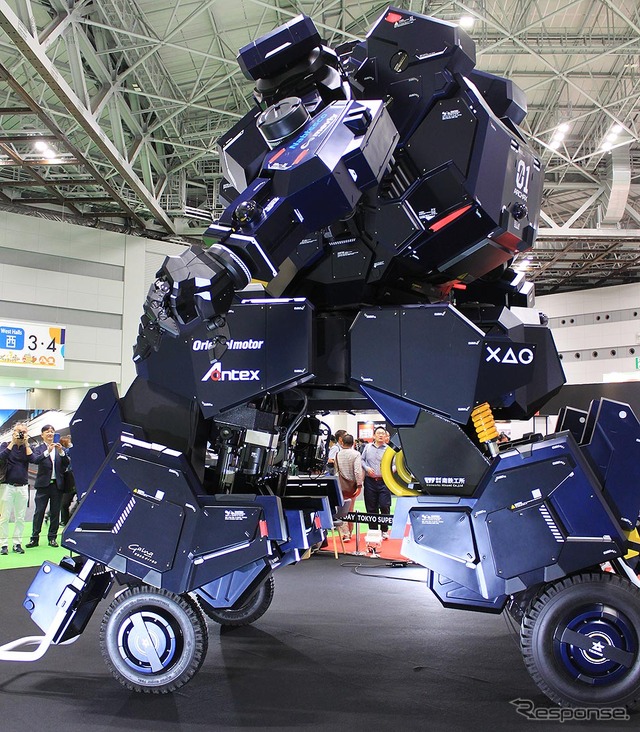 ツバメインダストリ搭乗型ロボット「アーカックス」(ジャパンモビリティショー2023)