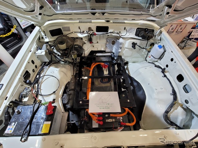 ランクル60コンバージョンEVの動力部とバッテリー置き場。エンジンに比べるとだいぶスカスカ。