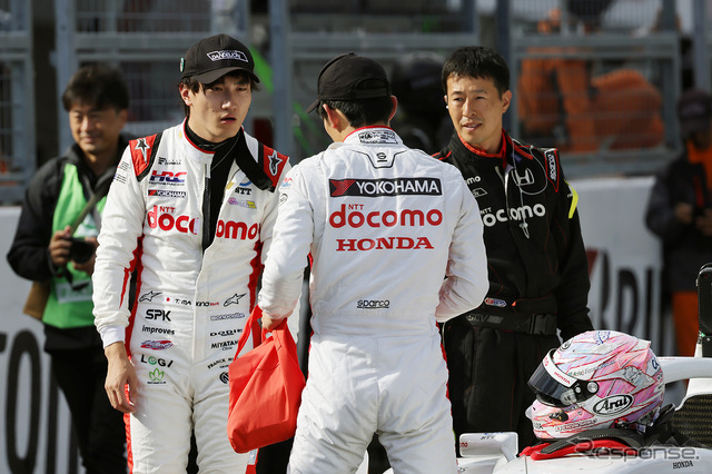 DOCOMO TEAM DANDELION RACINGの牧野任祐(奥)と太田格之進(背中)