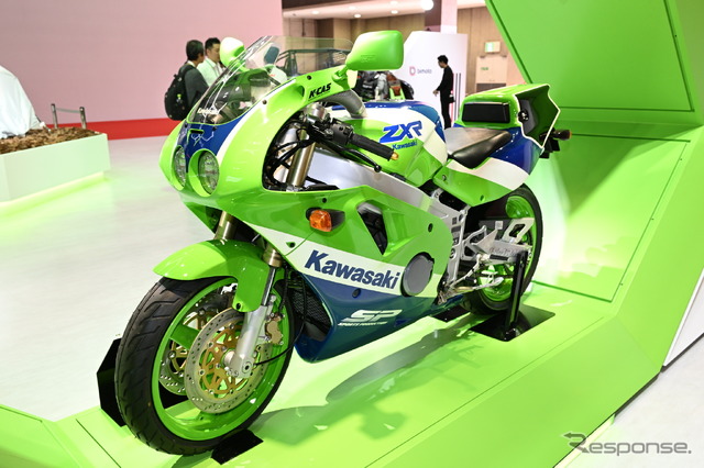 1990年モデルのカワサキ ZXR400R(ジャパンモビリティショー2023)