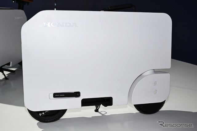 折りたたみ式の電動バイク、ホンダ「モトコンパクト」(ジャパンモビリティショー2023)