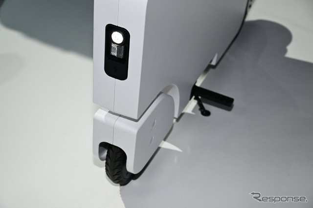 折りたたみ式の電動バイク、ホンダ「モトコンパクト」(ジャパンモビリティショー2023)